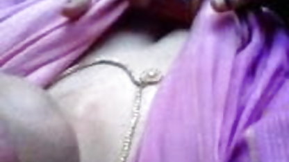 अखरोट अमृत के टन के साथ भीग एक किशोर लड़की के चेहरे सेक्सी पिक्चर फिल्म फुल को कवर करने के लिए सह