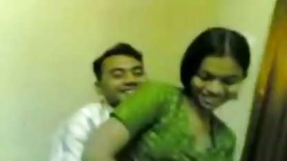उसका बड़ा काला लंड बाथटब में सेक्सी पिक्चर फुल पिक्चर एक खिलौना के साथ खेलता है