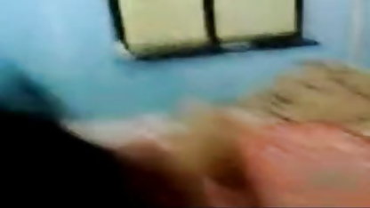 उसे खुजली बिल्ली आक्रमण के लिए प्रार्थना करती है ब्लू फुल सेक्स