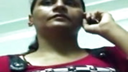 वह गलती से पुरुषों के कमरे में घुस गई और अंबाल द्वारा गड़बड़ कर इंग्लिश पिक्चर फुल सेक्सी दी गई ।