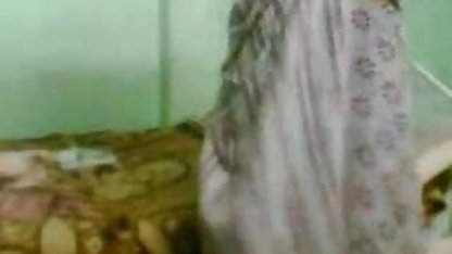 दोस्त सेक्सी पिक्चर फुल हद एक वेश्या को दिखाने के लिए उसके स्तन के लिए पैसे